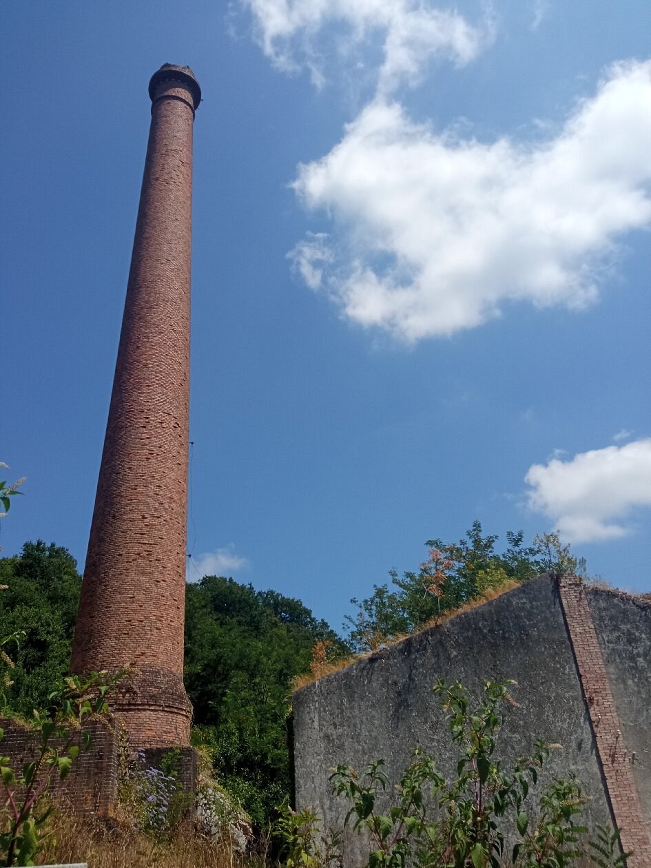 Chimenea de la antigua central hidroeléctrica de Segade